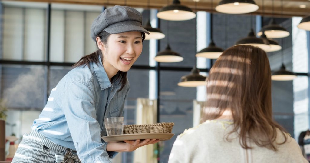 笑顔のカフェ店員